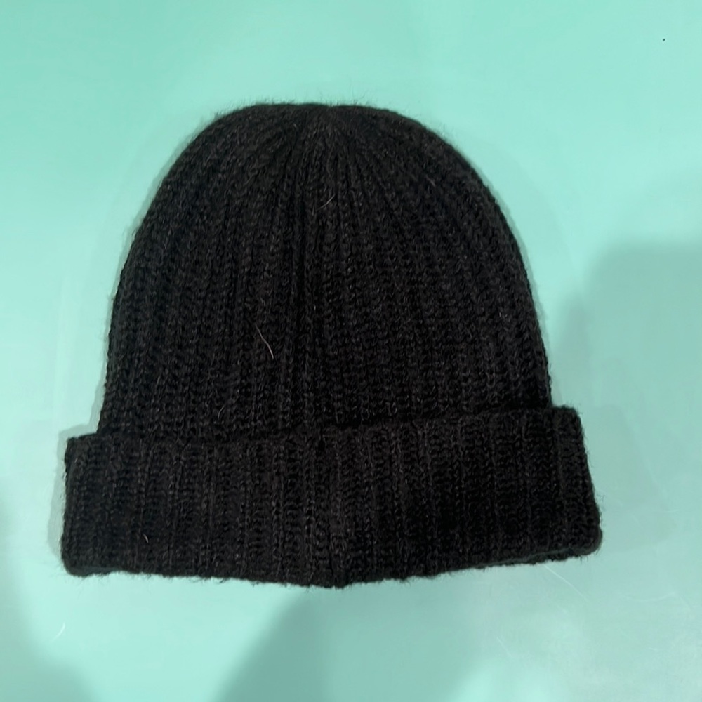 Women’s black knit hat